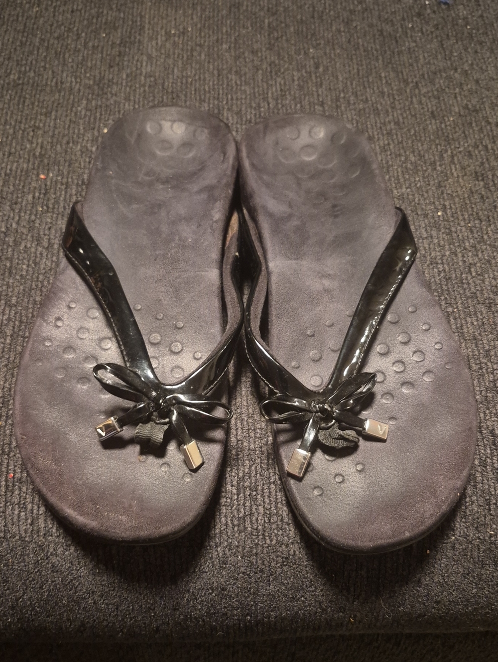 Vionic Black Patent Bow Thong Sandals